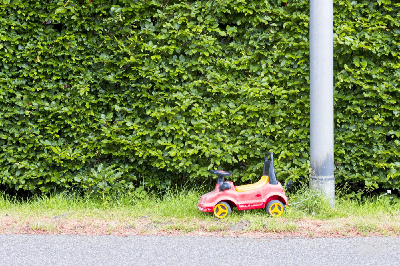 An abandoned toy car: a little mystery